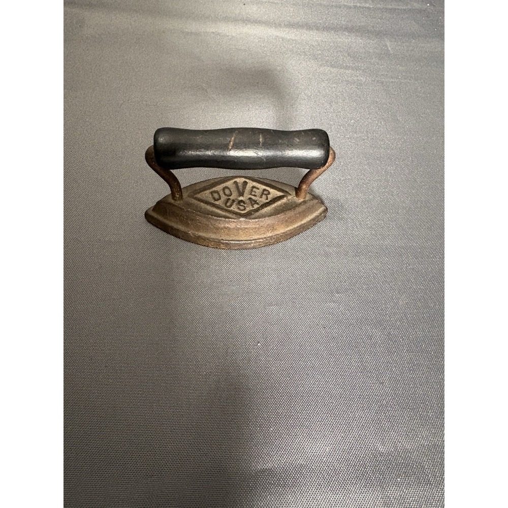 Antique DOVER USA Miniature Cast Iron Sad Iron - Vintage Toy / Salesman Sample‎